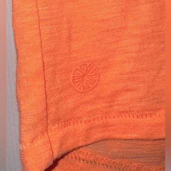 Lily Pulitzer V-Neck Women's hi-lo tee. Papaya. Size. L. - Picture 2 of 11